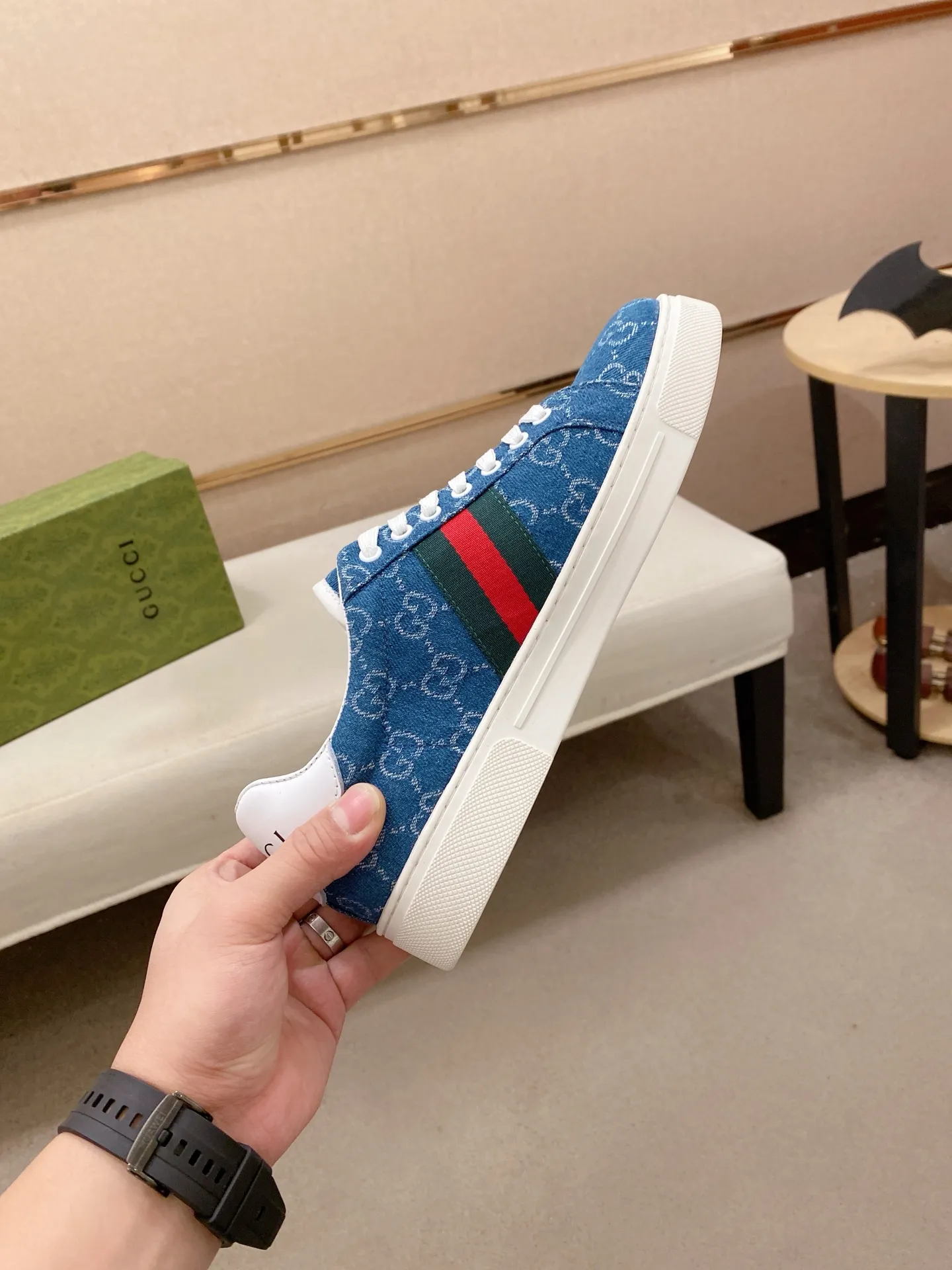 Factory price: 460💰 (GUCCI) The latest model from the official website 🎁🎁Casual and fashionable men's shoes👟, hot style 💥The version is simple and elegant, exclusive for trendy men. Unique official website latest brand elements 👑Gucci original decoration, fashionable and generous, the fabric is original cowhide ✅sheepskin lining, the official website specifies wear-resistant casual outsole, the classic model is taken in kind at the counter🎬38-44 (45 is not returned or exchanged)
